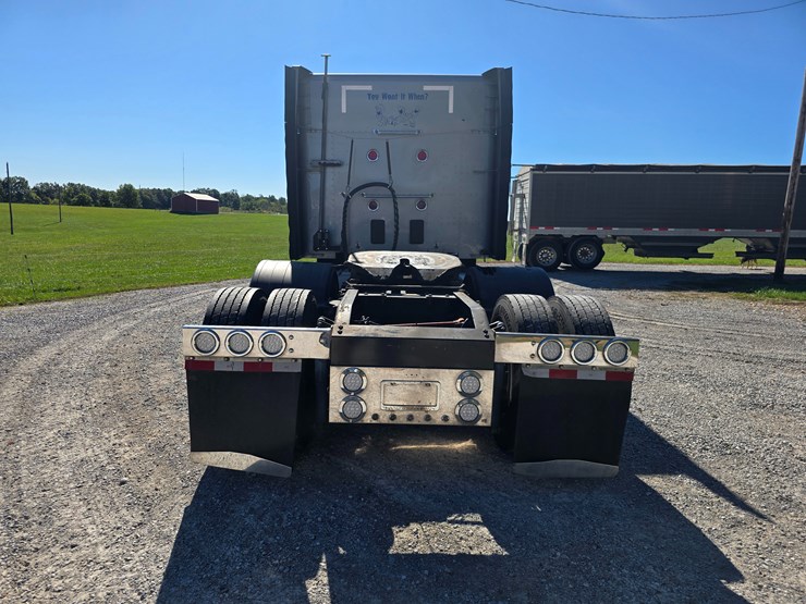 2015-peterbilt-579-image-18