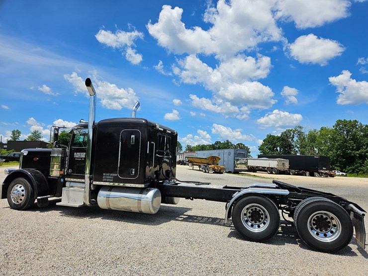 2010-peterbilt-389-image-13