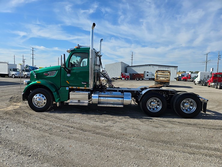 2019-peterbilt-567-image-10