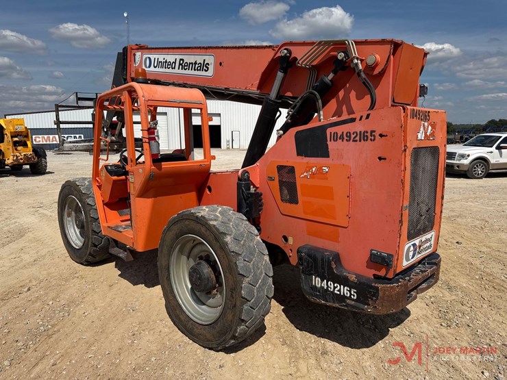 2016-jlg-8042-image-3