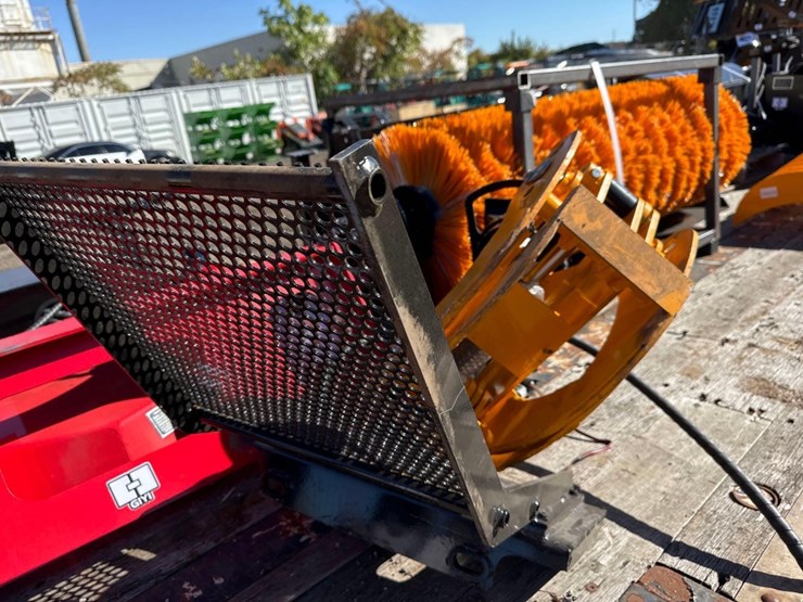 new-giyi-co-mini-stand-on-skidloader-rotating-grapple-image-3
