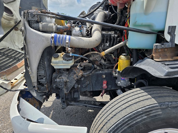 2013-freightliner-columbia-112-image-55