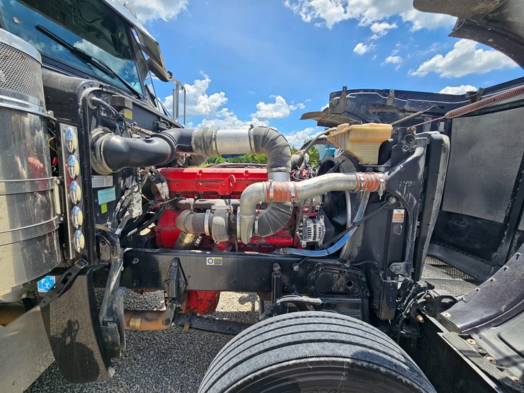 2010-peterbilt-389-image-51