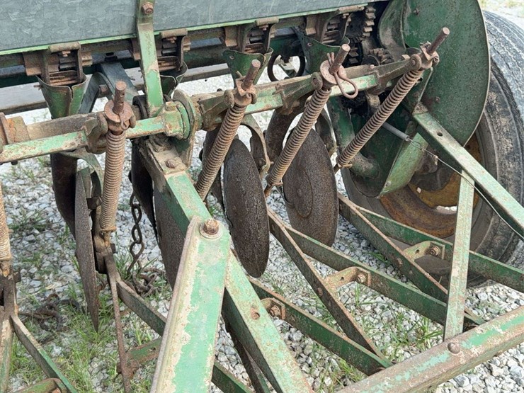john-deere-model-b-planter-image-13