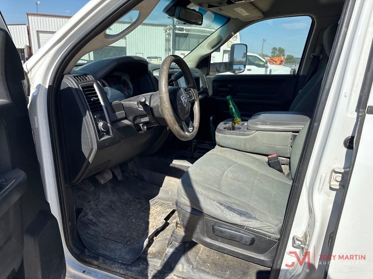 2014-ram-5500-heavy-duty-flat-bed-truck-image-17