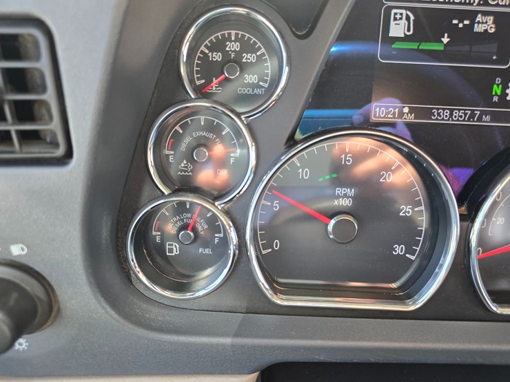 2019-peterbilt-567-image-95