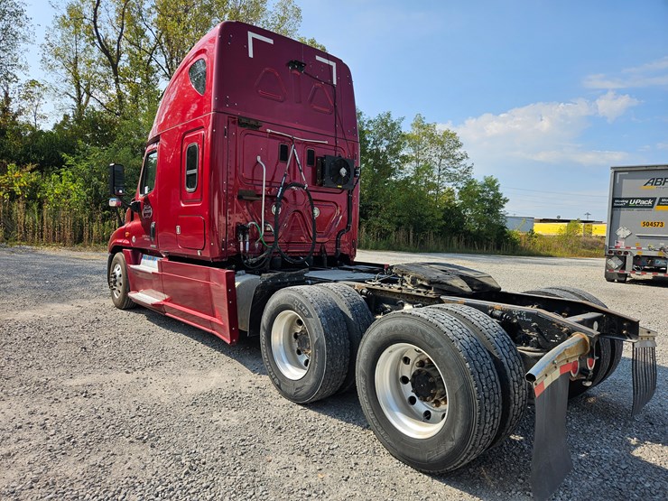 2016-freightliner-cascadia-125-image-12