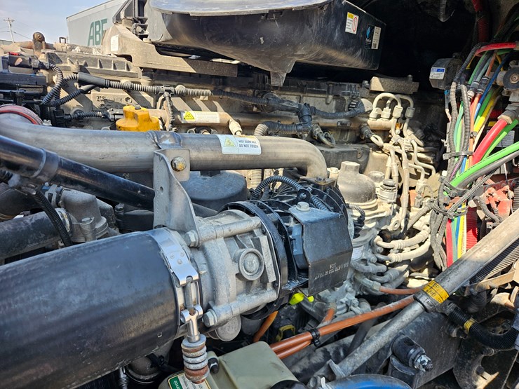 2016-freightliner-cascadia-125-image-33