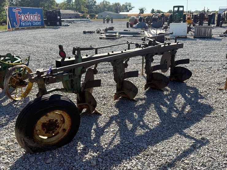 john-deere-4-bottom-pull-type-plow-image-3