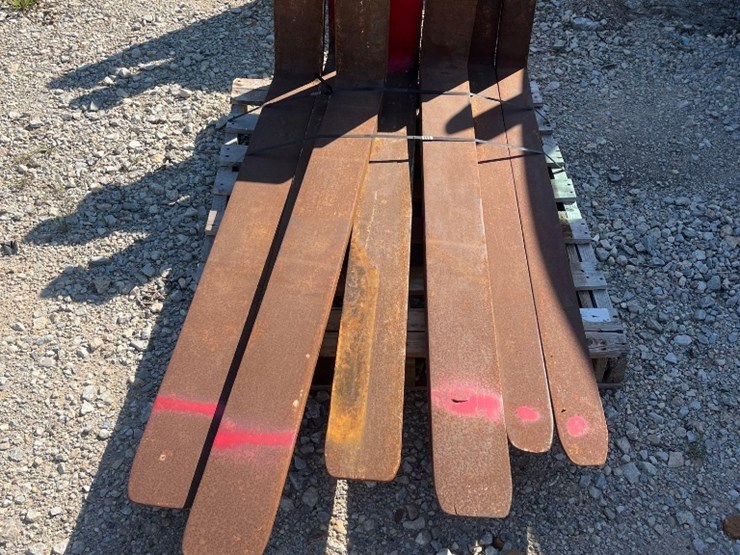 (1)-pair-of-60"-telehandler-fork-image-1