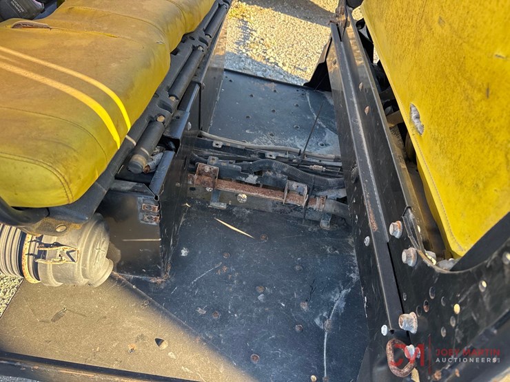 2021-john-deere-gator-image-12