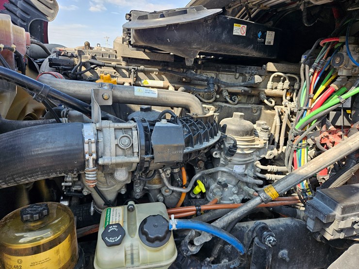 2016-freightliner-cascadia-125-image-32