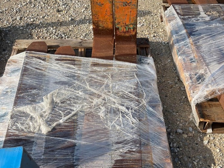 (1)-pair-of-44"-forklift-forks-image-1