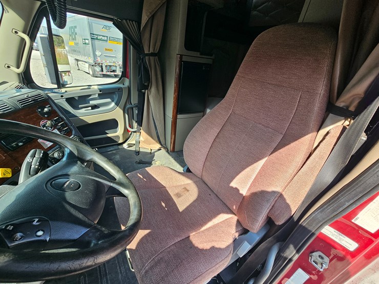 2016-freightliner-cascadia-125-image-56