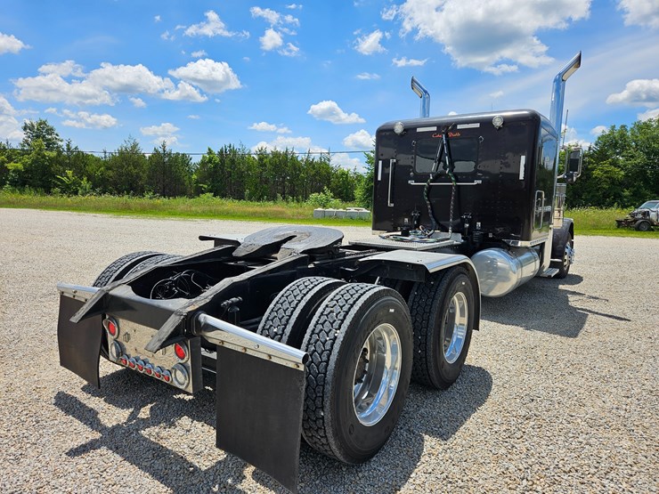 2010-peterbilt-389-image-21