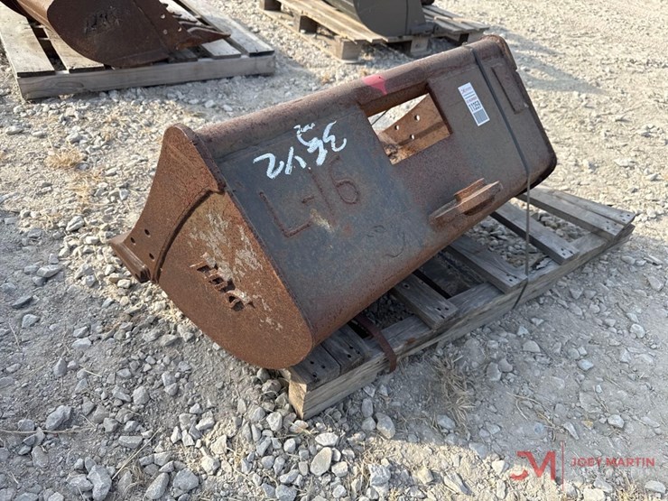 tag-36"-excavator-clean-out-bucket-image-2