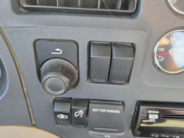 2019-peterbilt-567-image-89