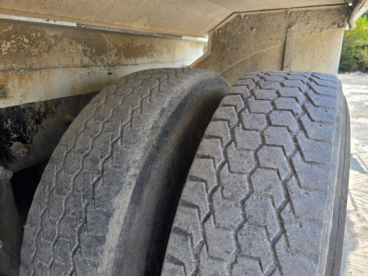 2014-peterbilt-365-image-97