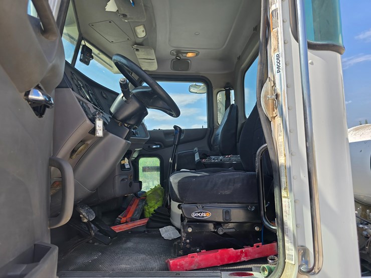 2014-peterbilt-365-image-82