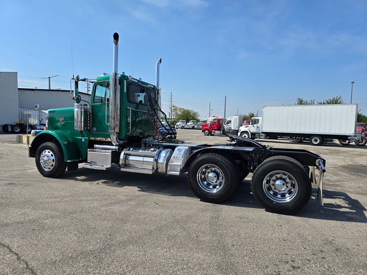 2014-peterbilt-388-image-15