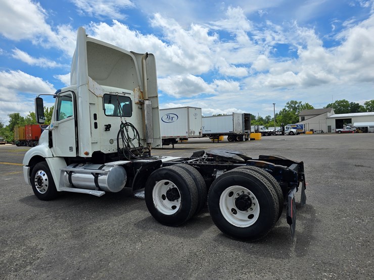 2013-freightliner-columbia-112-image-15