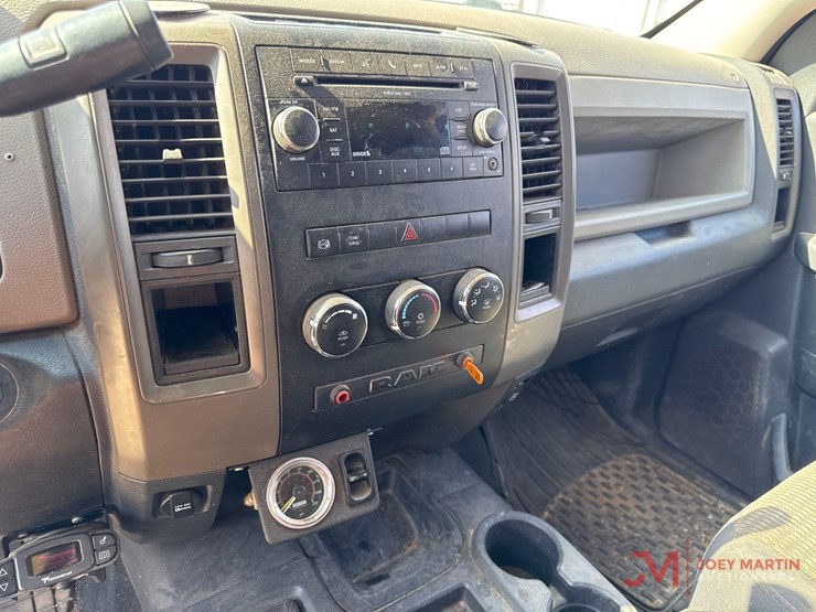2011-ram-3500-heavy-duty-flatbed-truck-image-22