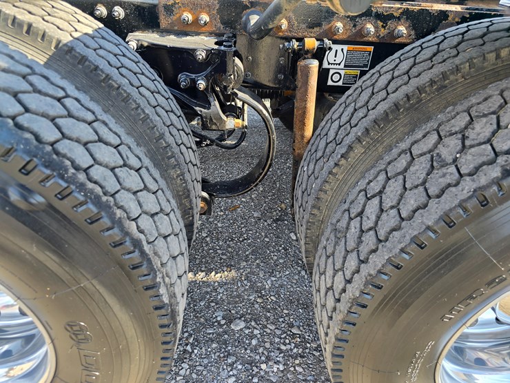 2019-peterbilt-567-image-110