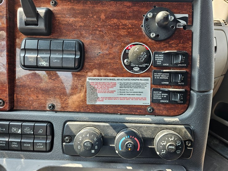 2016-freightliner-cascadia-125-image-61