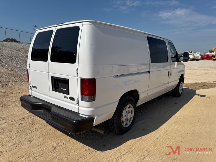 2010-ford-cargo-image-2