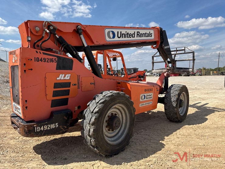 2016-jlg-8042-image-2