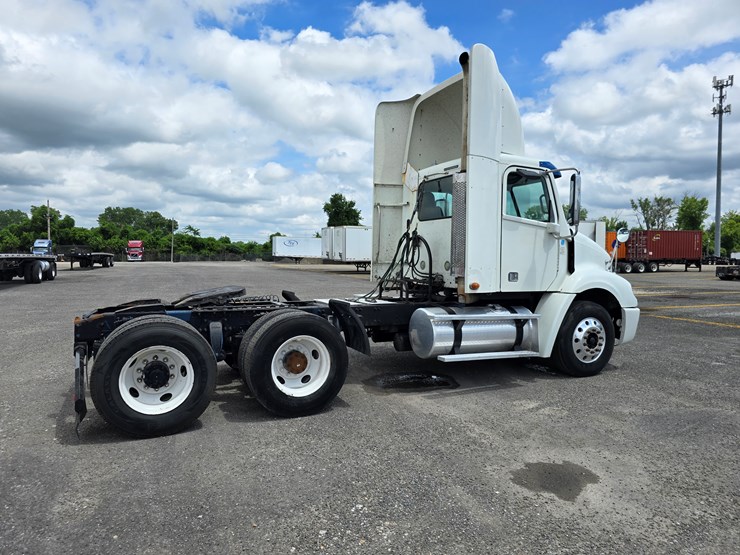 2013-freightliner-columbia-112-image-34