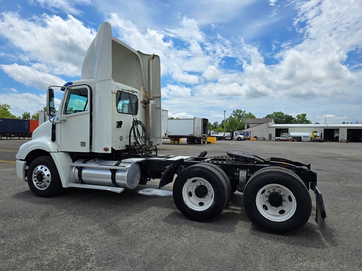 2013-freightliner-columbia-112-image-13