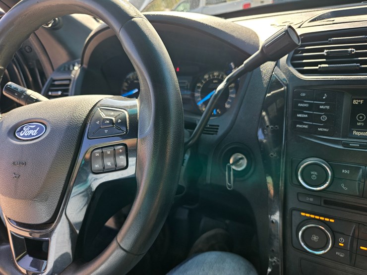 2017-ford-explorer-image-40