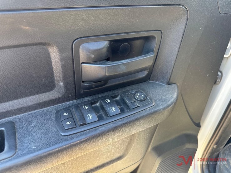 2014-ram-5500-heavy-duty-flat-bed-truck-image-19