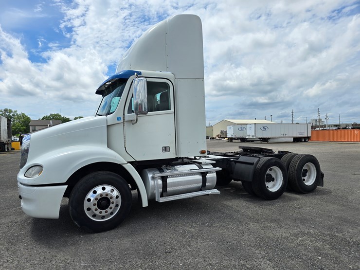 2013-freightliner-columbia-112-image-5