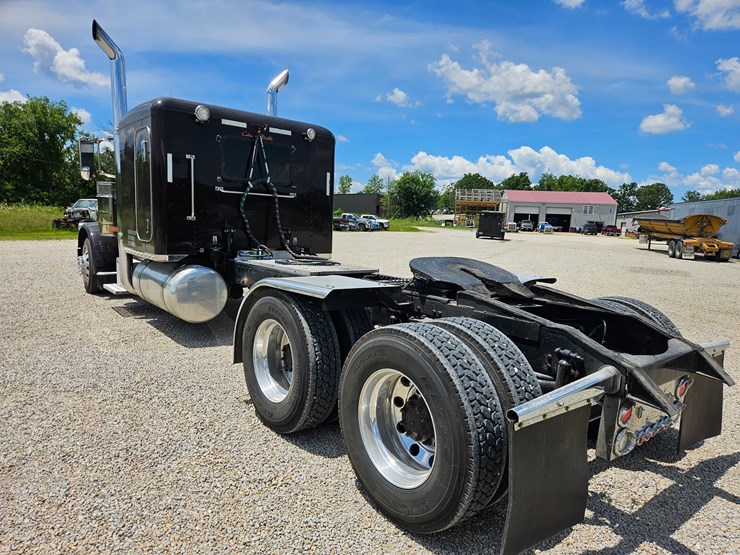 2010-peterbilt-389-image-17
