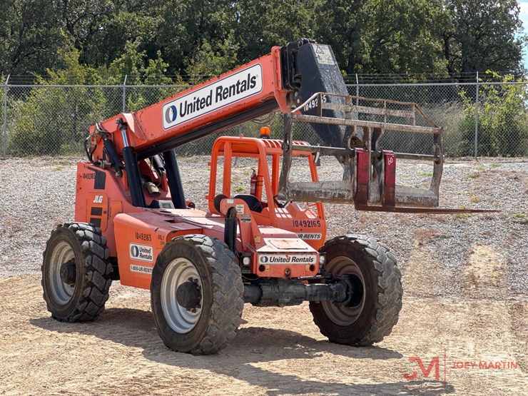 2016-jlg-8042-image-1