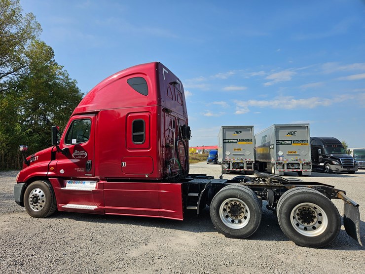 2016-freightliner-cascadia-125-image-9