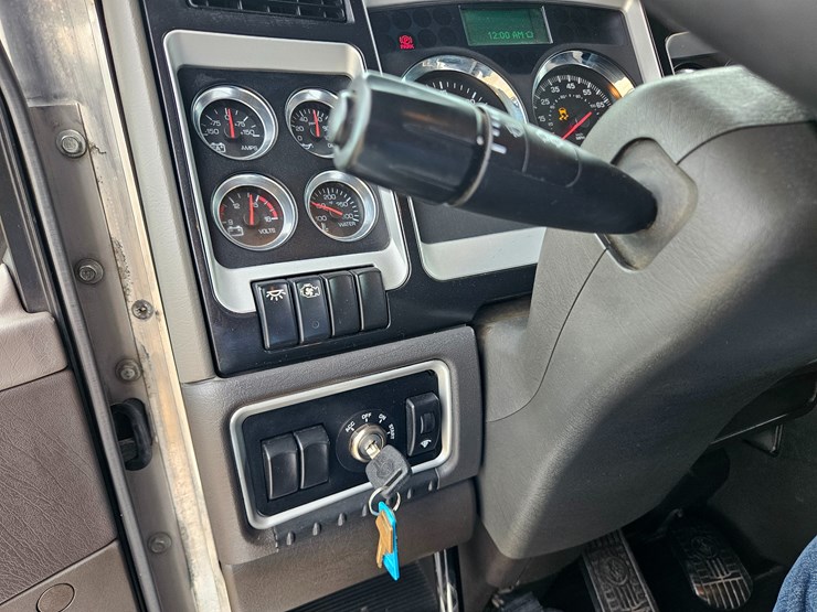 2015-kenworth-t800-image-95