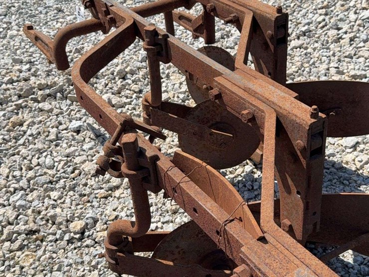 3-bottom-fast-hitch-plow-image-16