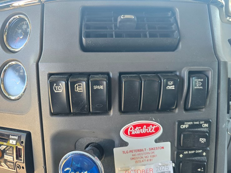 2015-peterbilt-579-image-76