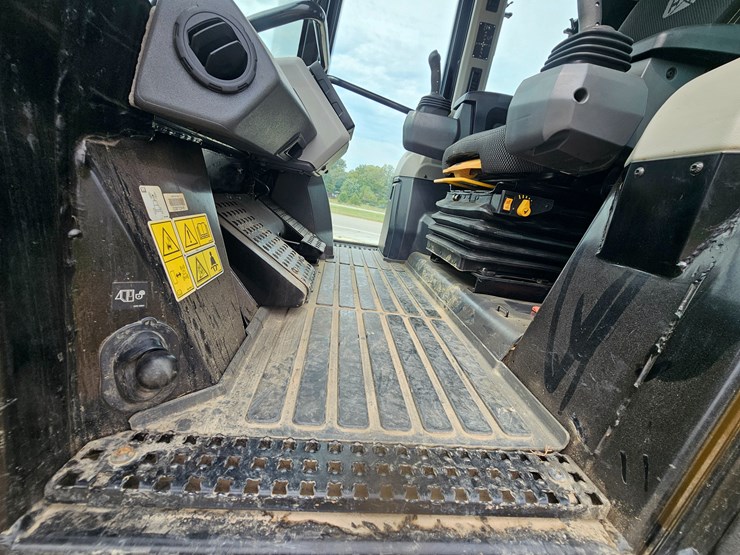 2023-caterpillar-953-image-47