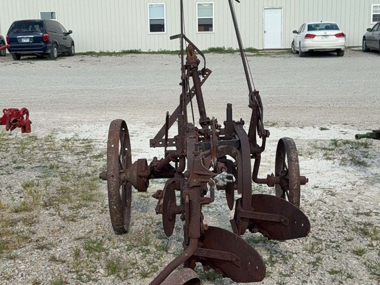 international-2-bottom-plow-image-4