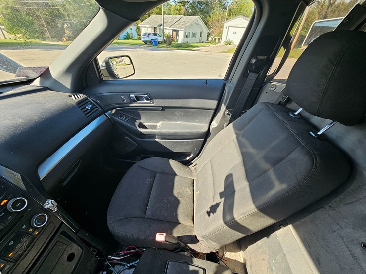 2017-ford-explorer-image-31