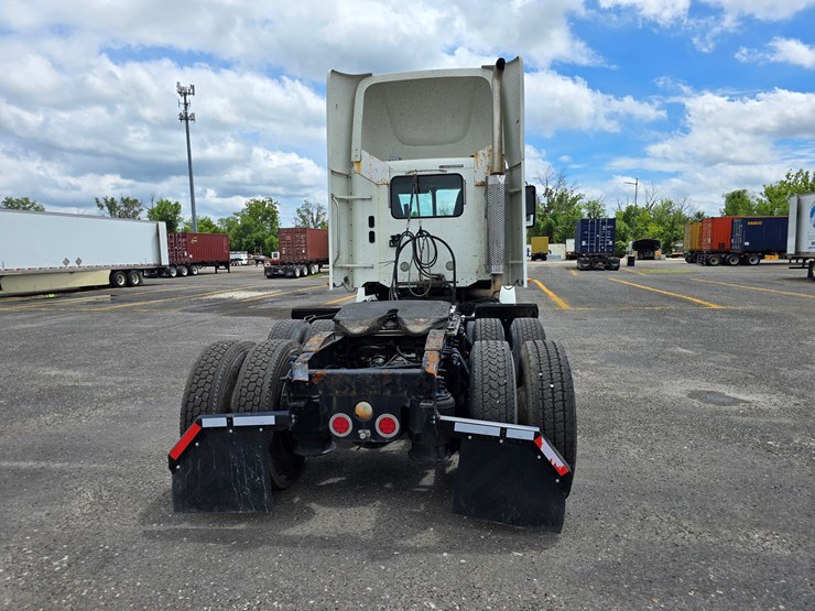 2013-freightliner-columbia-112-image-24