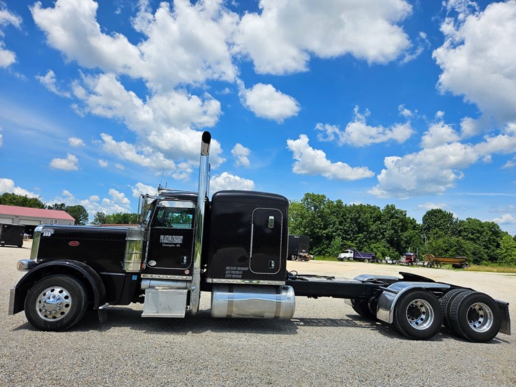 2010-peterbilt-389-image-10