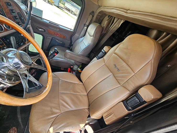 2010-peterbilt-389-image-64