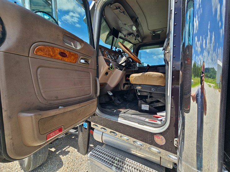 2010-peterbilt-389-image-61