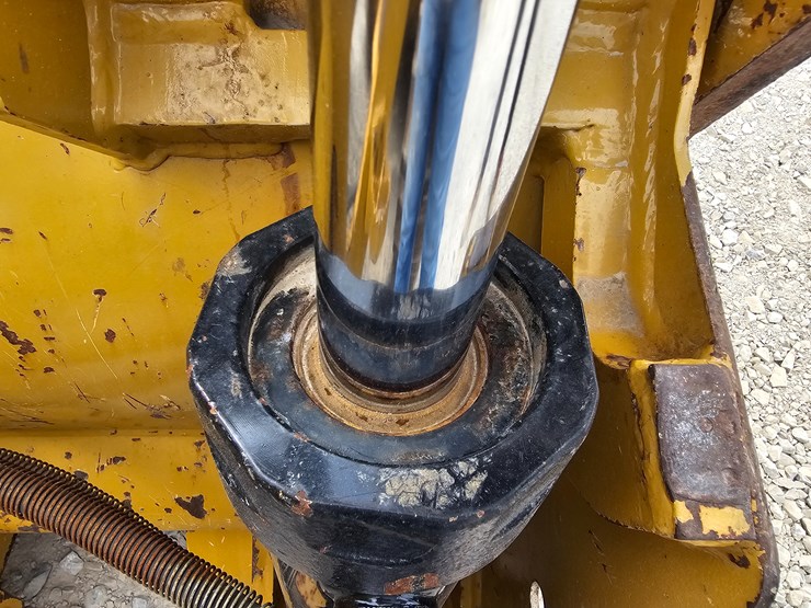 2023-caterpillar-953-image-111