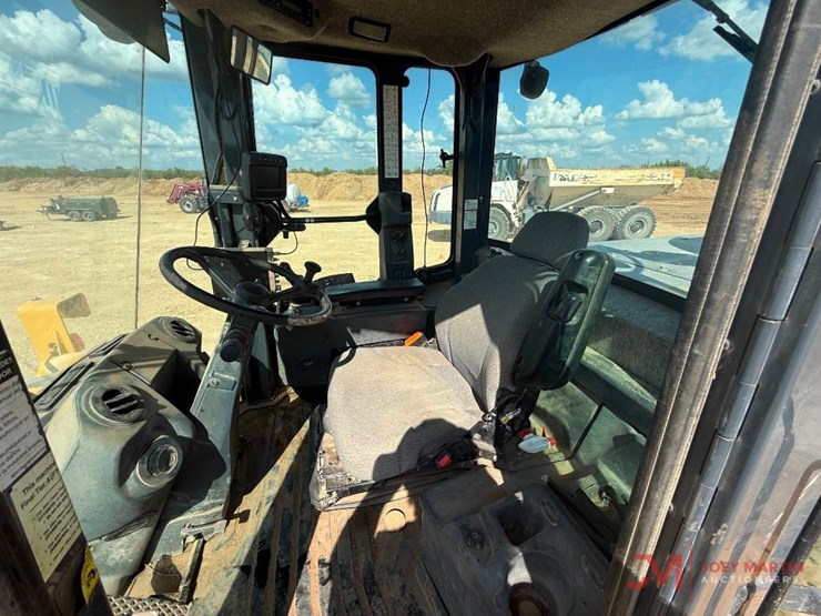 2015-deere-644k-image-11